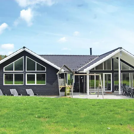 6 Bedroom Beautiful In Tranekaer Hébergement de vacances