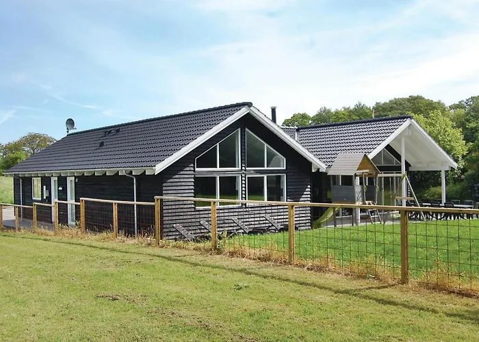 6 Bedroom Beautiful In Semesterbostad *